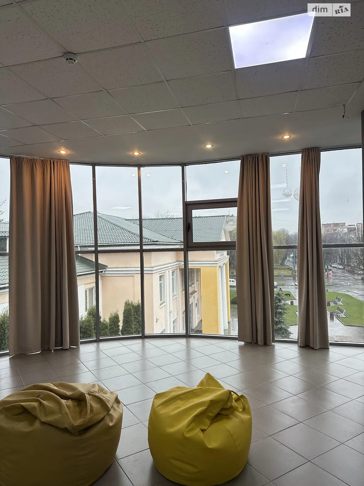 Сдается в аренду офис 160 кв. м в бизнес-центре, цена: 1600 $ - фото 1