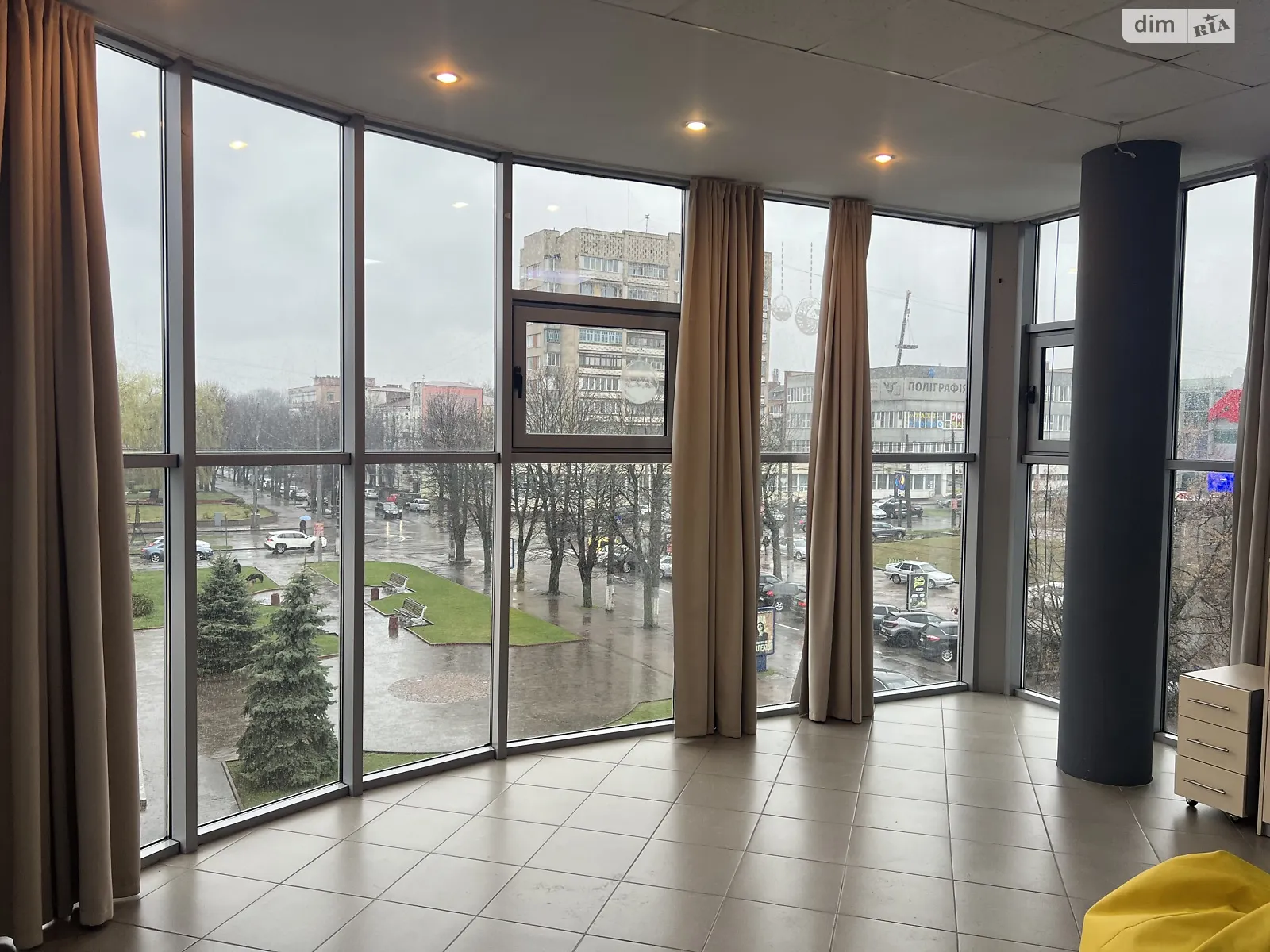 Сдается в аренду офис 160 кв. м в бизнес-центре, цена: 1600 $ - фото 1