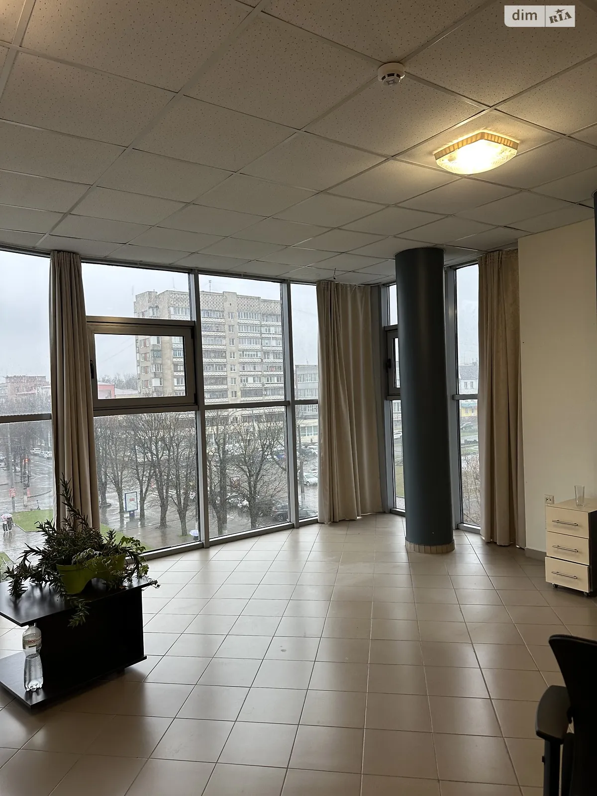 Сдается в аренду офис 160 кв. м в бизнес-центре, цена: 1600 $ - фото 1