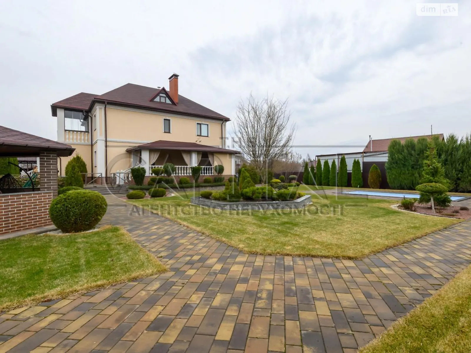 Сдается в аренду дом на 2 этажа 287.5 кв. м с мансардой, цена: 1700 $ - фото 1