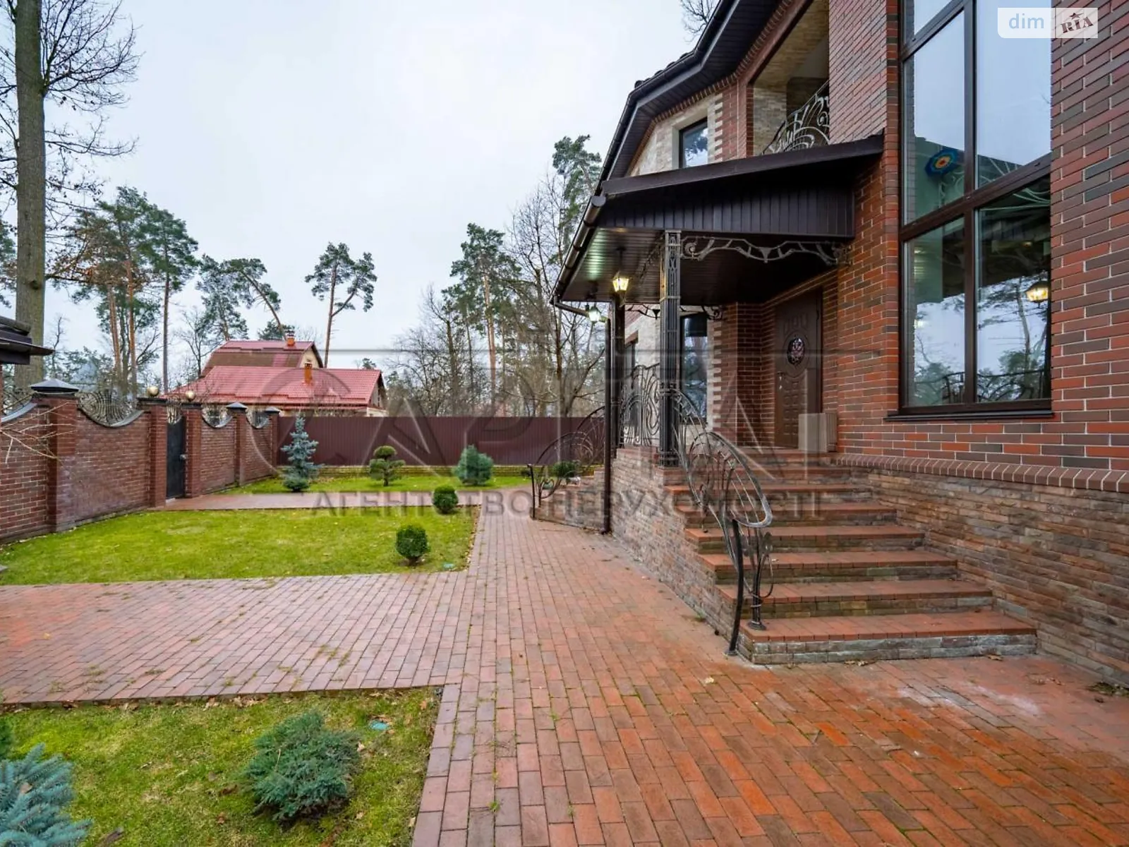 Сдается в аренду дом на 2 этажа 300 кв. м с верандой, цена: 2200 $ - фото 1