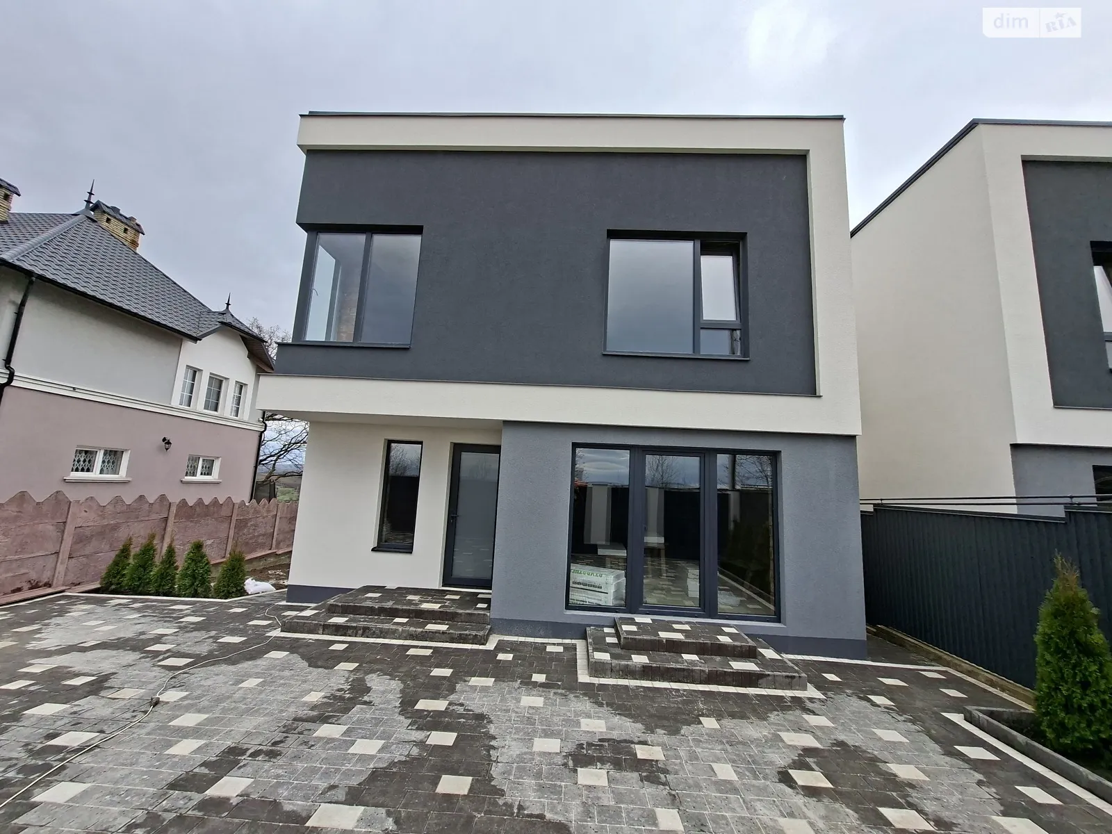 Продается дом на 2 этажа 180 кв. м с бассейном, цена: 142000 $ - фото 1