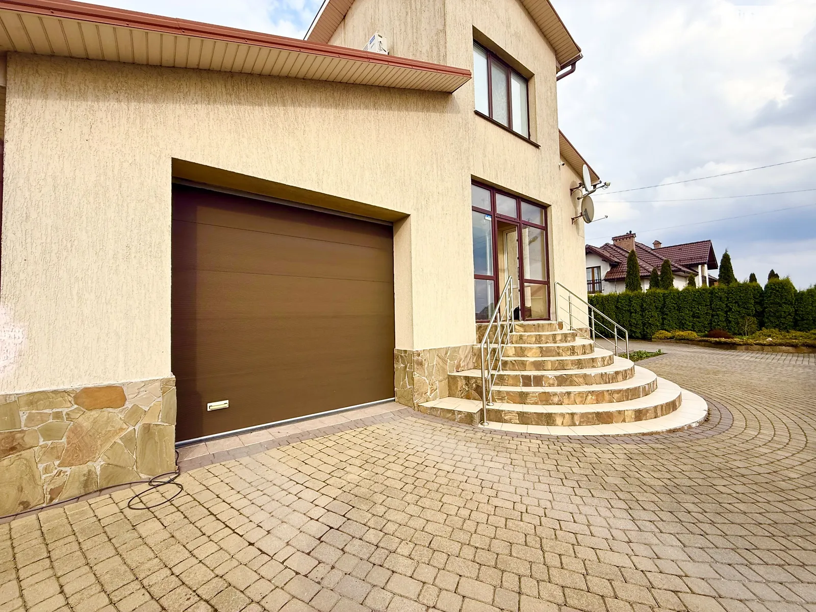 Продается дом на 2 этажа 255 кв. м с участком, цена: 355000 $ - фото 1