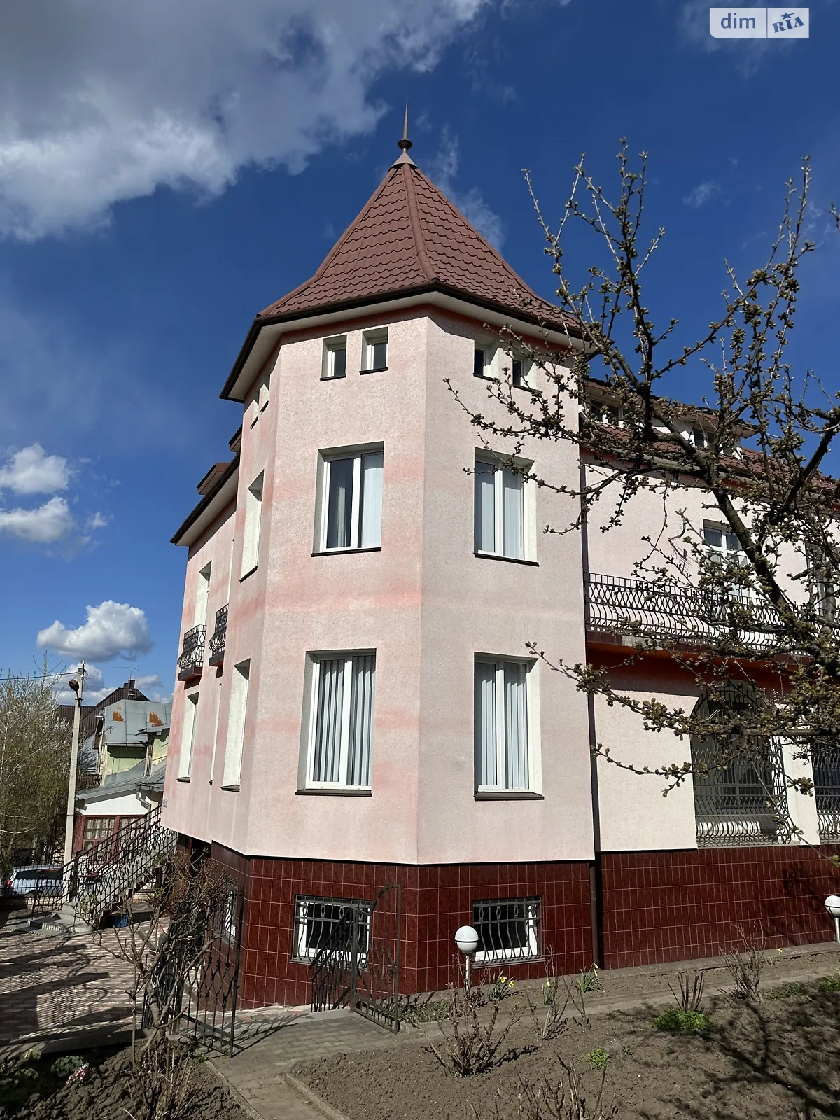 Продается дом на 3 этажа 533.8 кв. м с балконом, цена: 690000 $ - фото 1