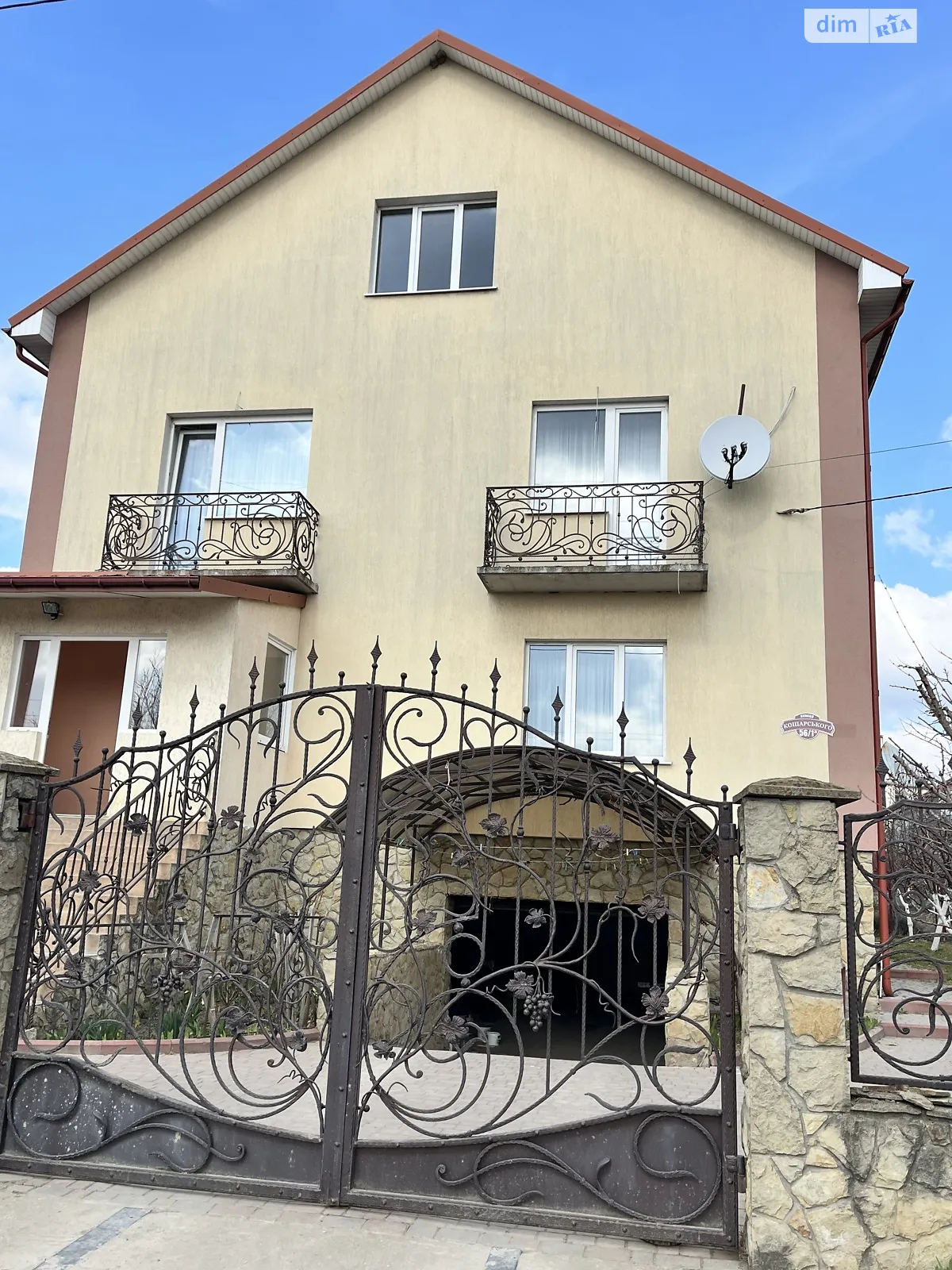 Продается дом на 2 этажа 317 кв. м с гаражом, цена: 216000 $ - фото 1