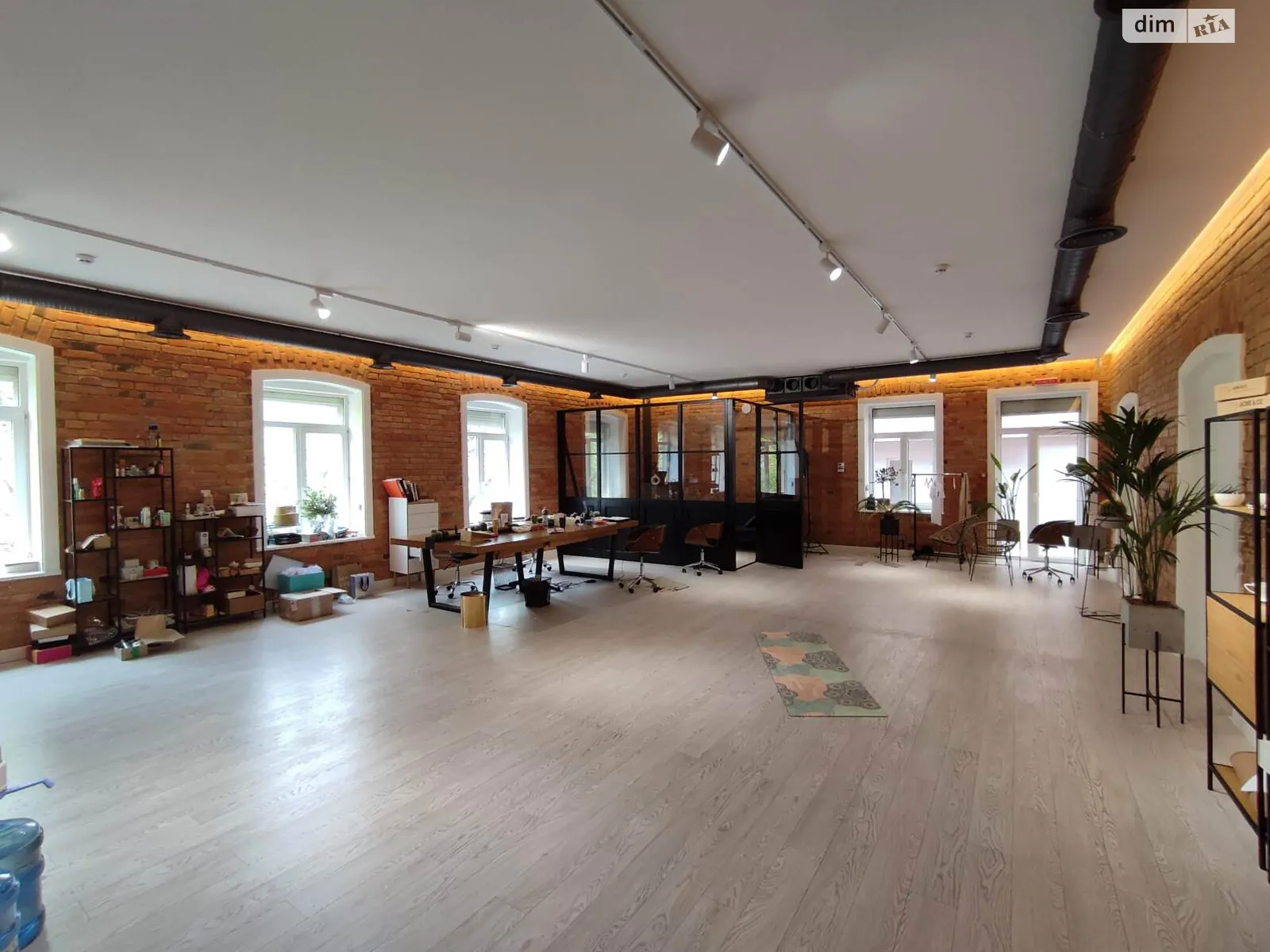 Сдается в аренду офис 96.9 кв. м в бизнес-центре, цена: 33915 грн - фото 1