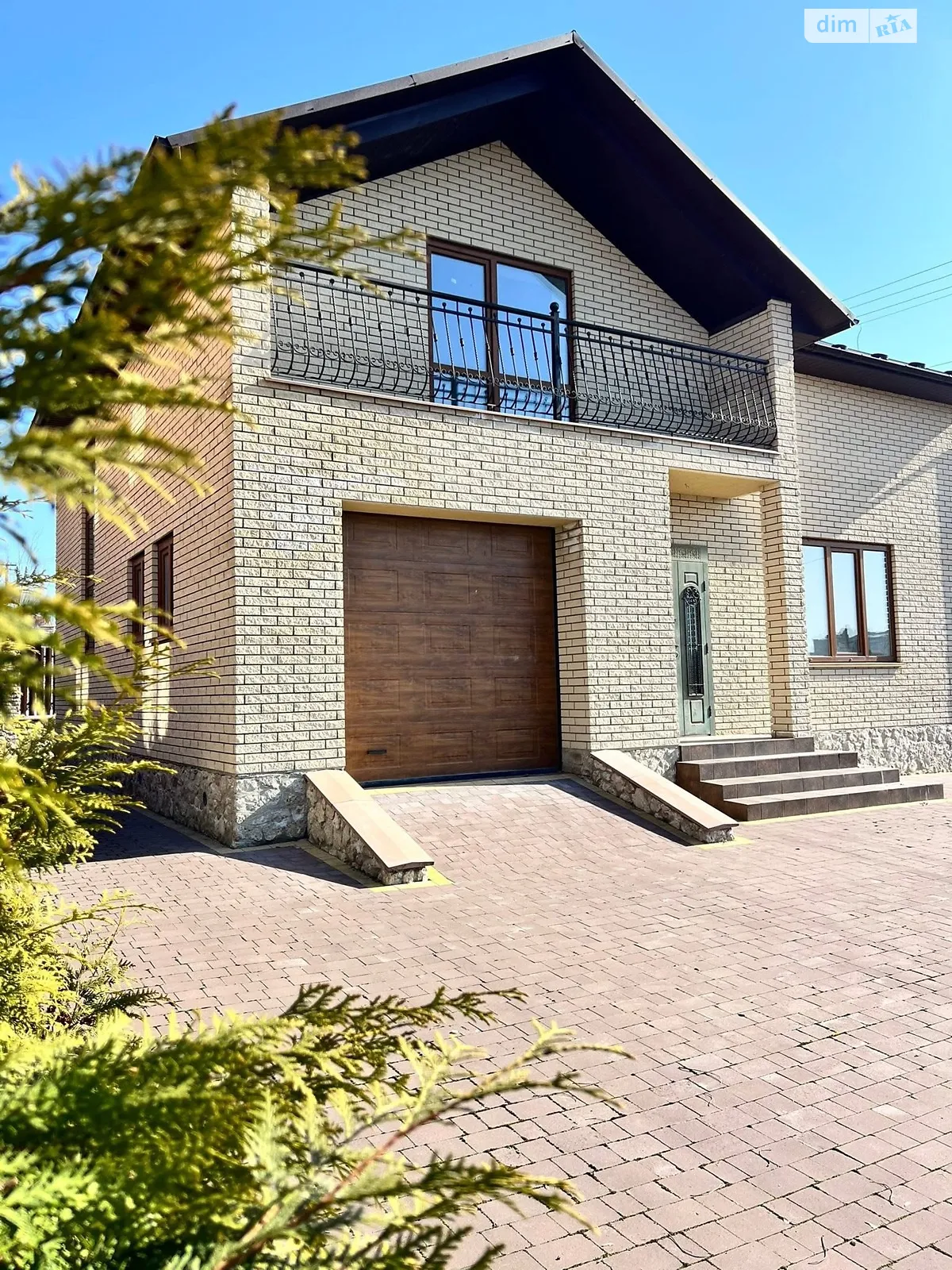 Продается дом на 2 этажа 190 кв. м с бассейном, цена: 170000 $ - фото 1