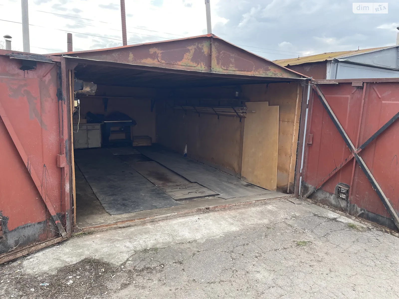 Продается место в гаражном кооперативе под легковое авто на 20 кв. м, цена: 6000 $ - фото 1