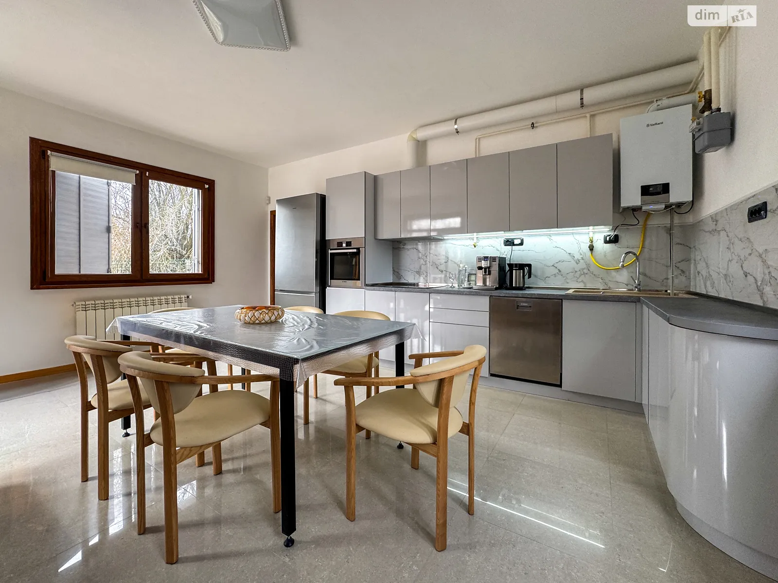 Продается 1-комнатная квартира 100.7 кв. м в Черновцах, ул. Ярослава Мудрого - фото 1