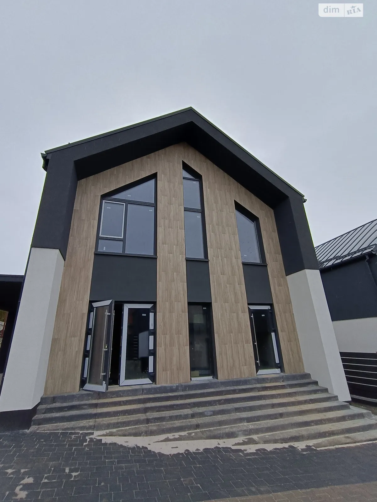 Продается дом на 2 этажа 180 кв. м с садом, цена: 150000 $ - фото 1