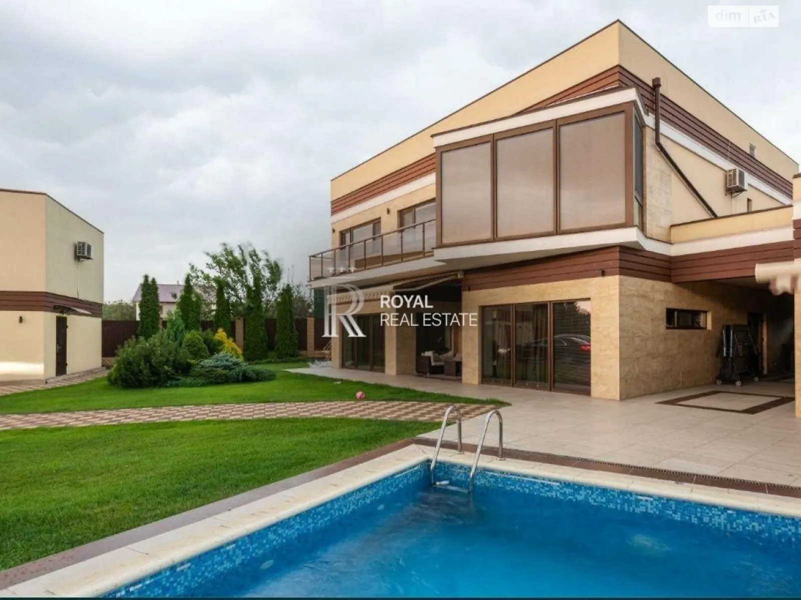 Сдается в аренду дом на 2 этажа 321 кв. м с балконом, цена: 3500 $ - фото 1