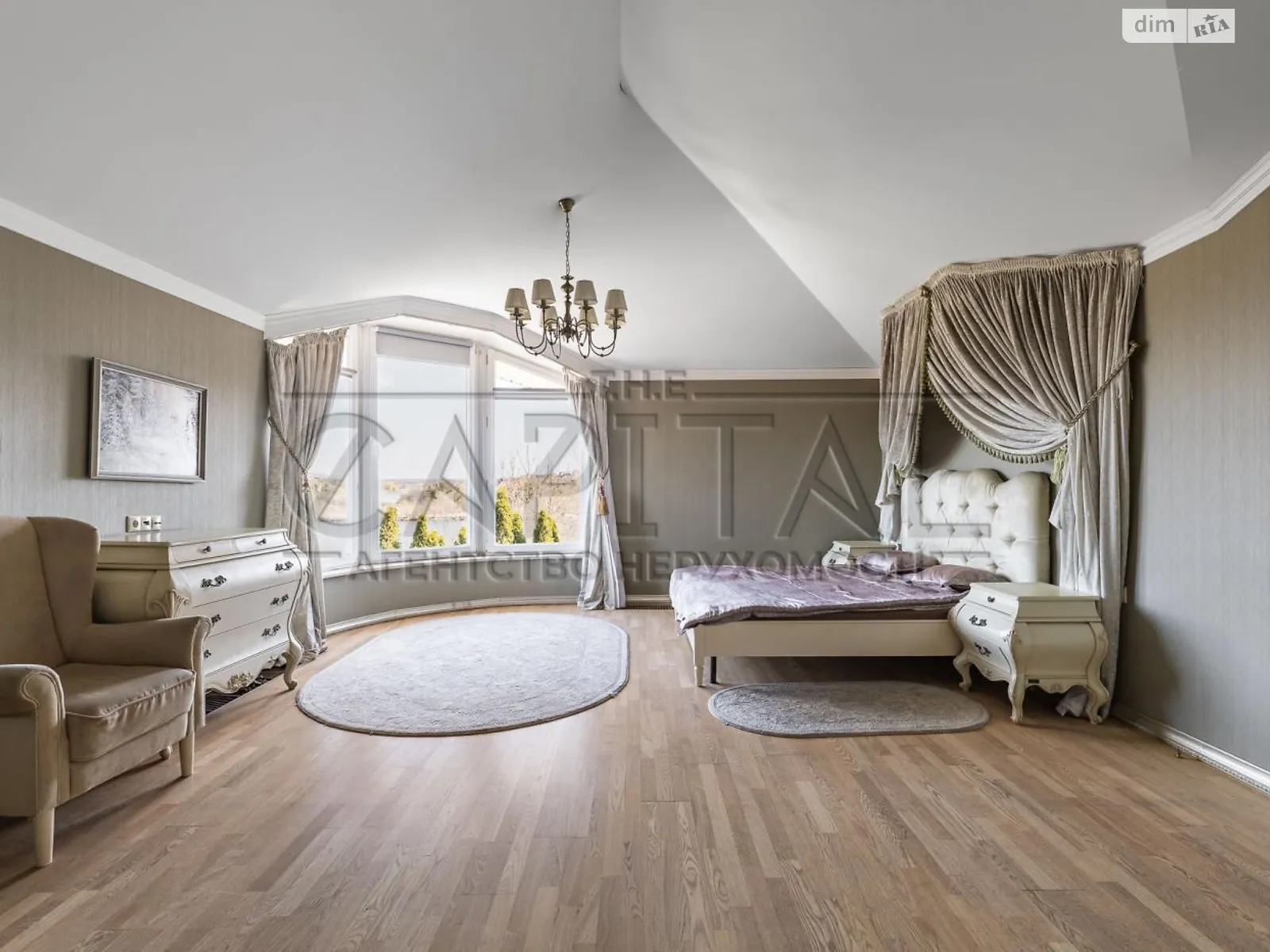 Сдается в аренду дом на 3 этажа 900 кв. м с гаражом, цена: 15000 $ - фото 1