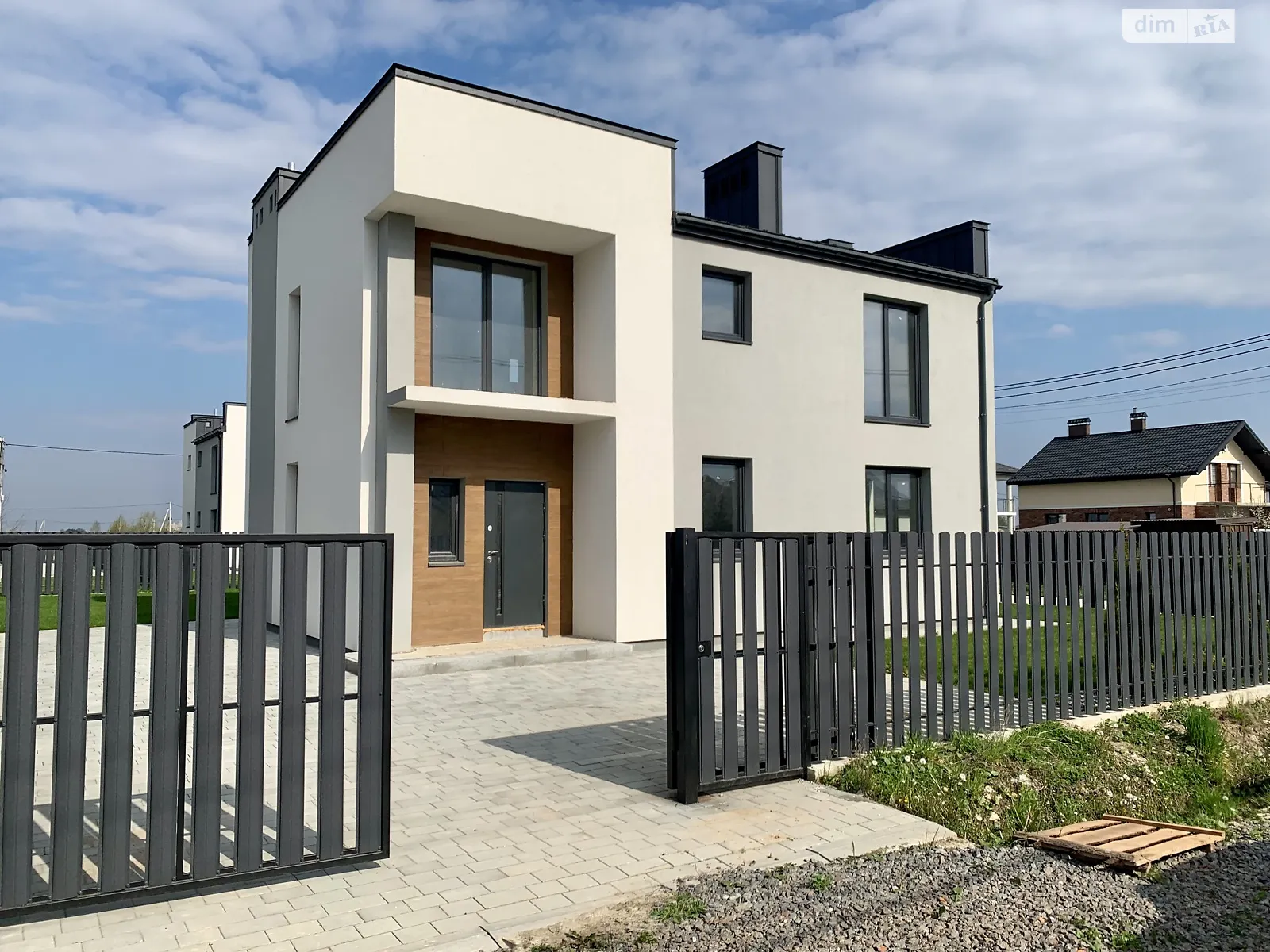 Продается дом на 2 этажа 144 кв. м с подвалом, цена: 133000 $ - фото 1