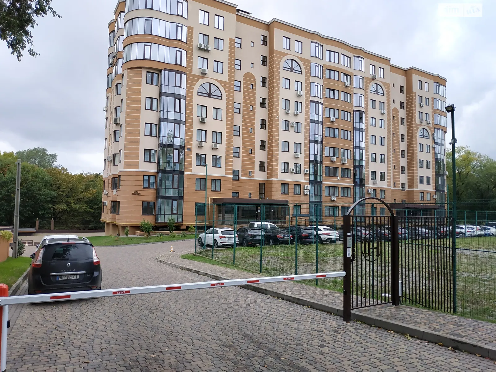 Сдается в аренду 2-комнатная квартира 72 кв. м в Ровно, ул. Соборная, 5А - фото 1