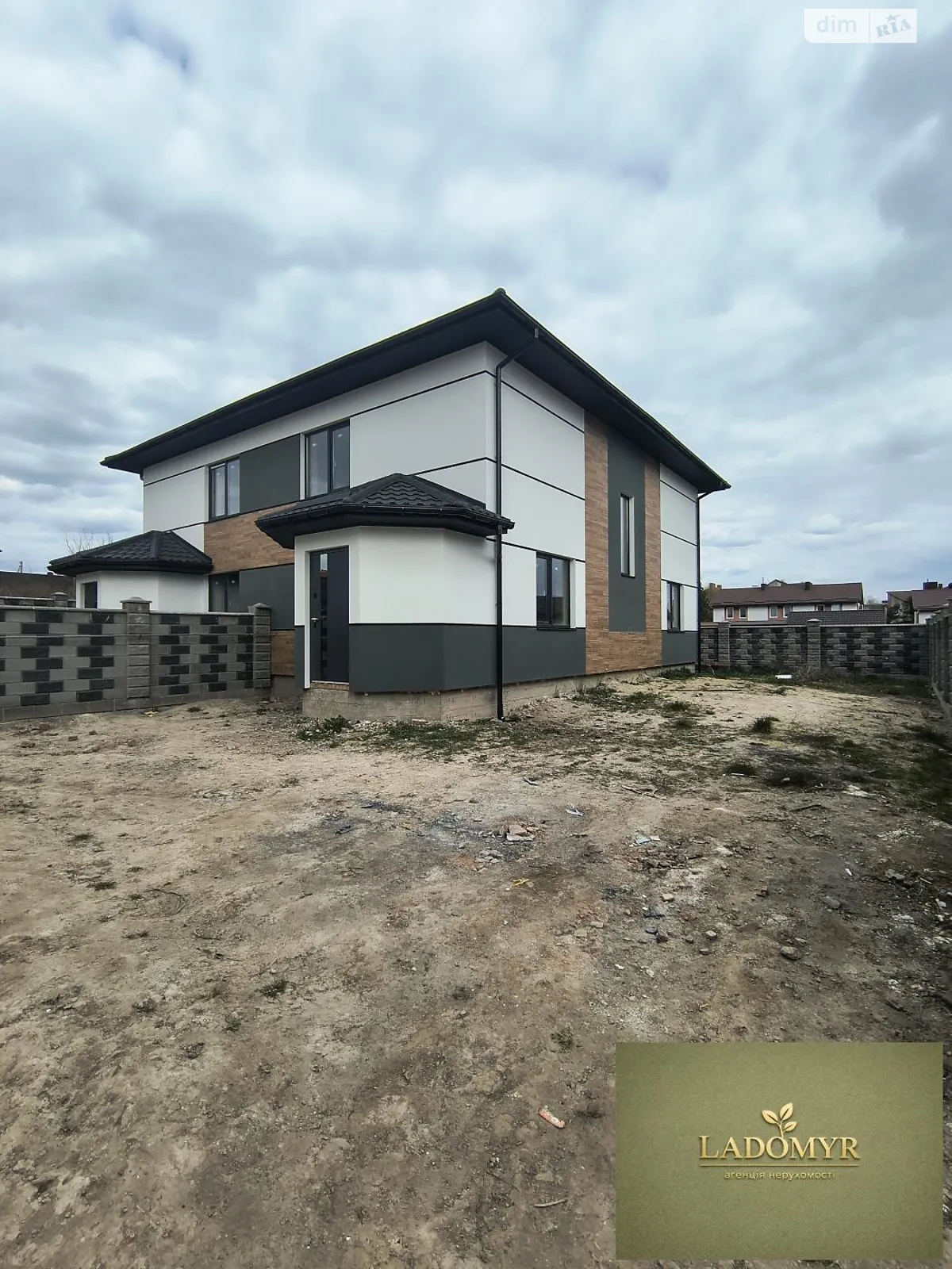 Продается дом на 2 этажа 117 кв. м с камином, цена: 82999 $ - фото 1