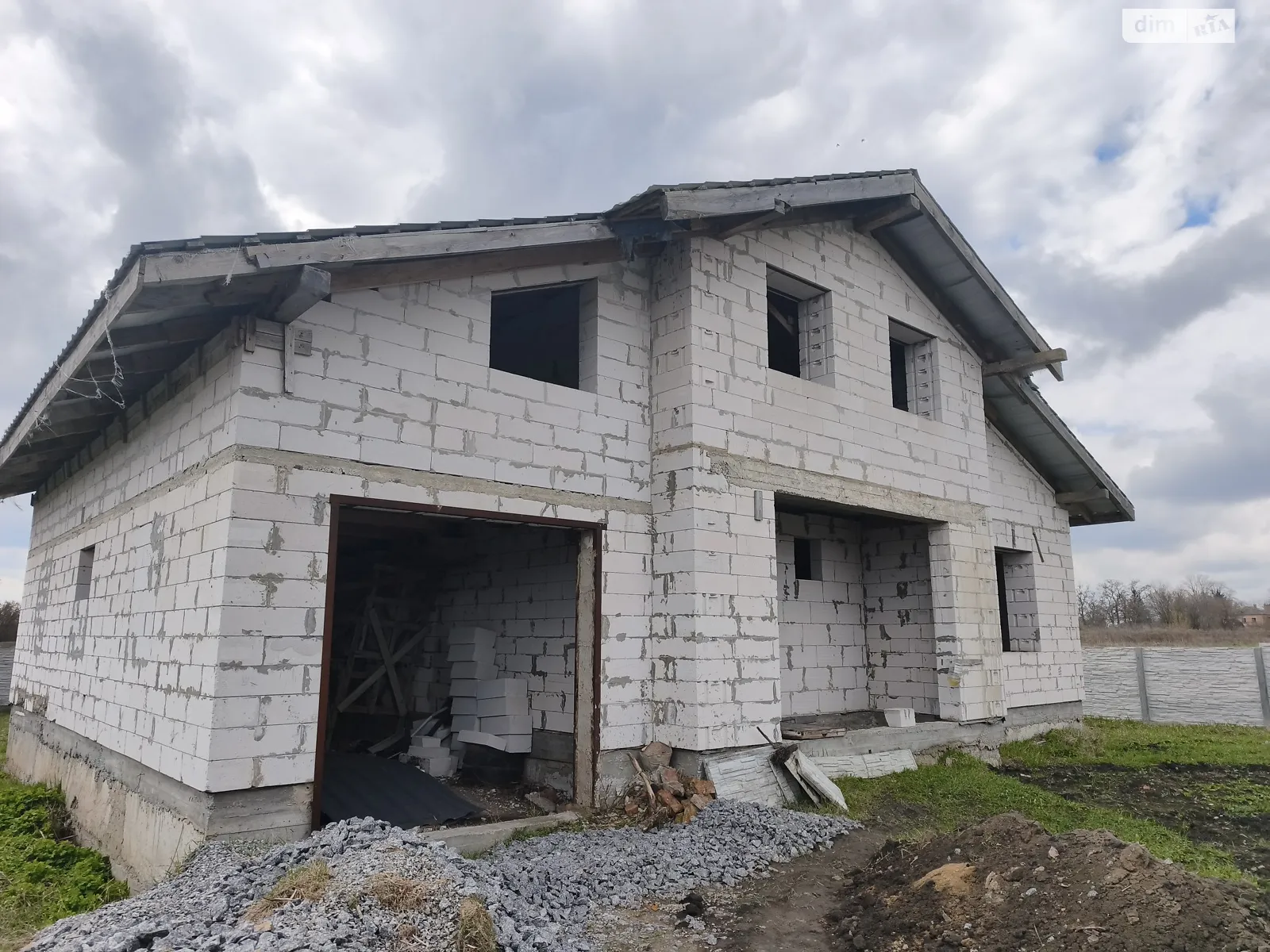 Продается дом на 2 этажа 208 кв. м с камином, цена: 42000 $ - фото 1