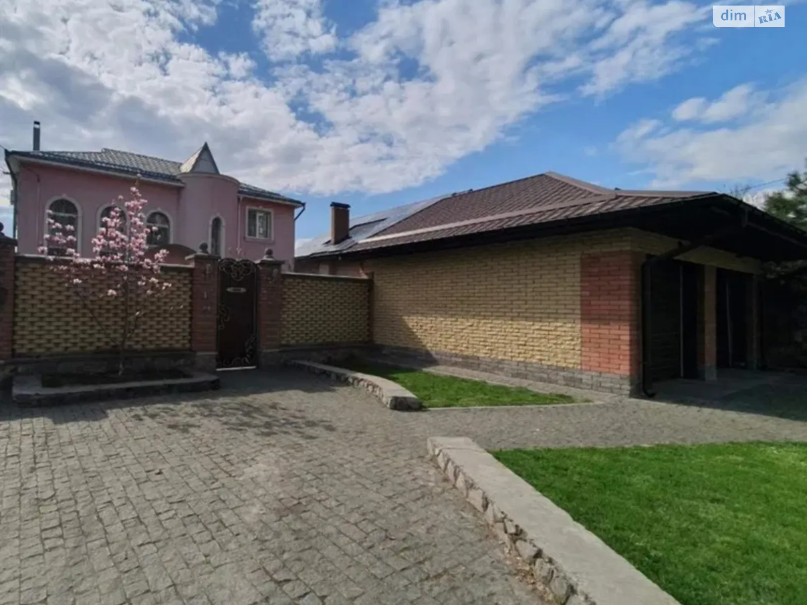 Продается дом на 2 этажа 220 кв. м с участком, цена: 210000 $ - фото 1