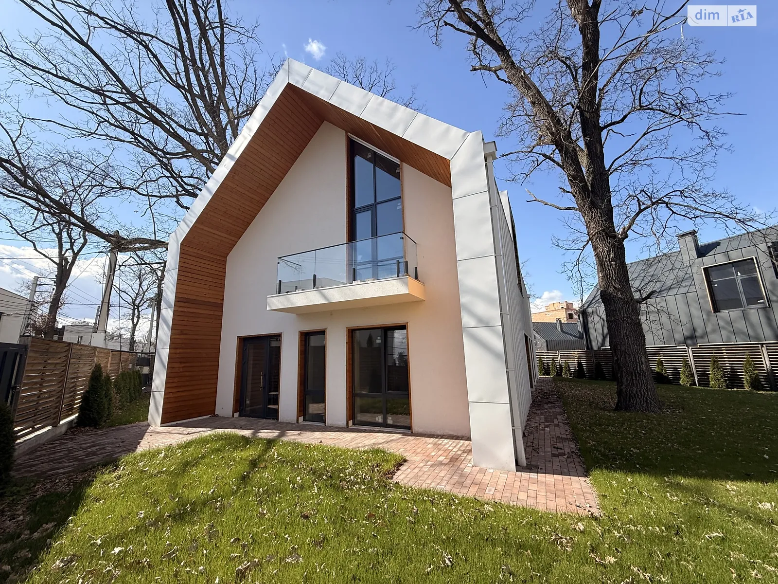 Продается дом на 2 этажа 220 кв. м с участком, цена: 1100 $ - фото 1