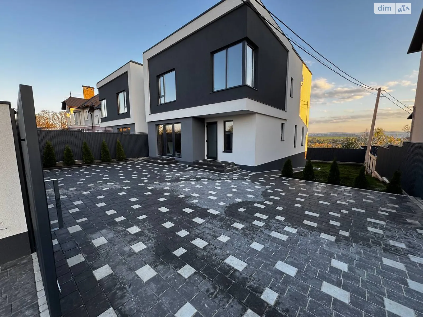 Продается дом на 2 этажа 180 кв. м с балконом, цена: 135000 $ - фото 1