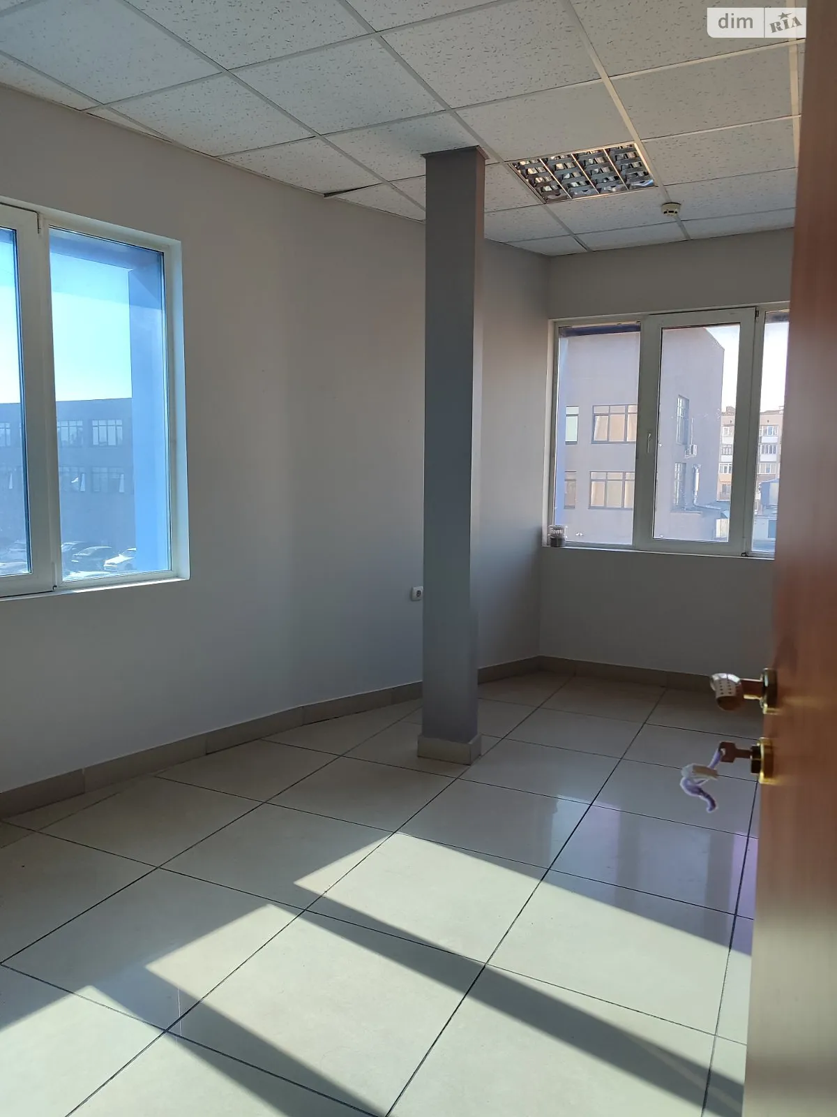 Сдается в аренду офис 15 кв. м в бизнес-центре, цена: 3600 грн - фото 1