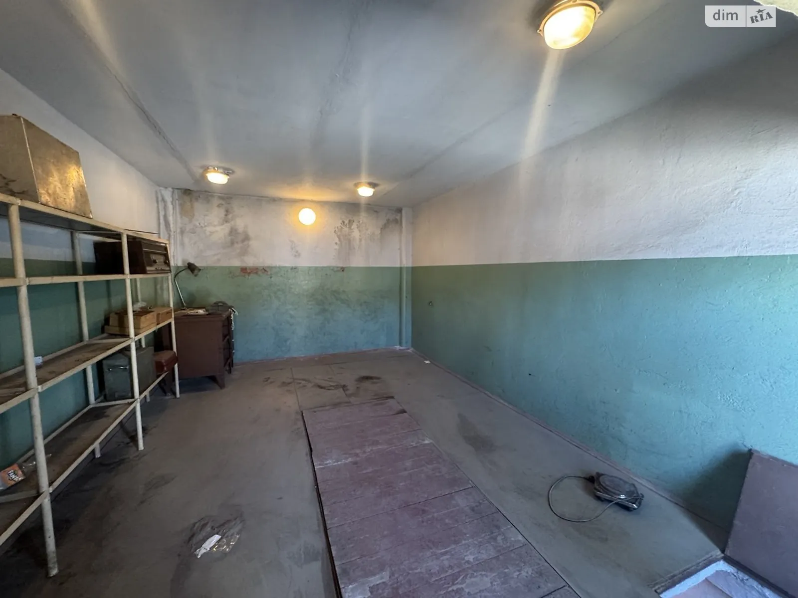 Продается место в гаражном кооперативе под легковое авто на 30 кв. м, цена: 10000 $ - фото 1