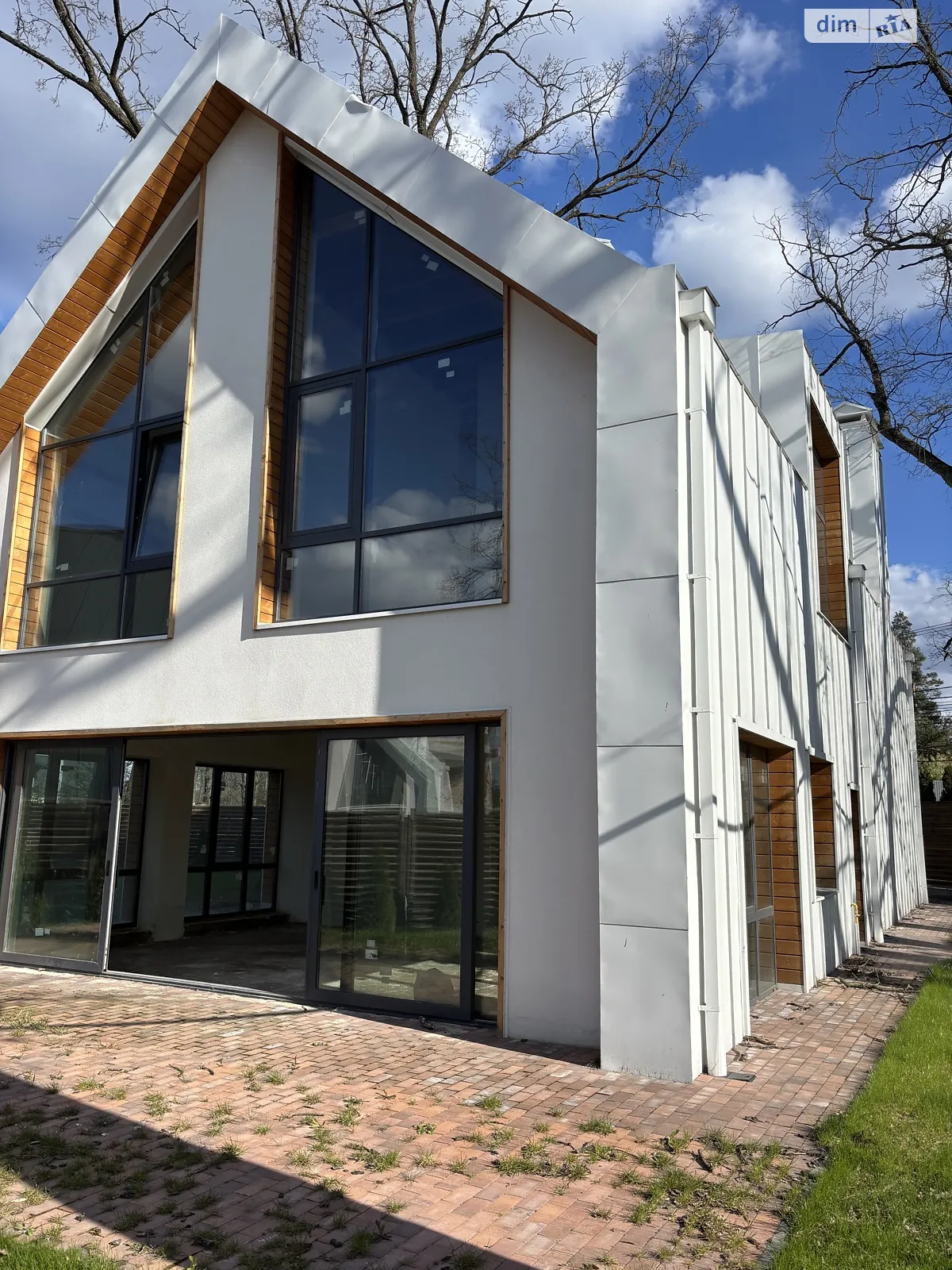 Продается дом на 2 этажа 220 кв. м с камином, цена: 242 $ - фото 1