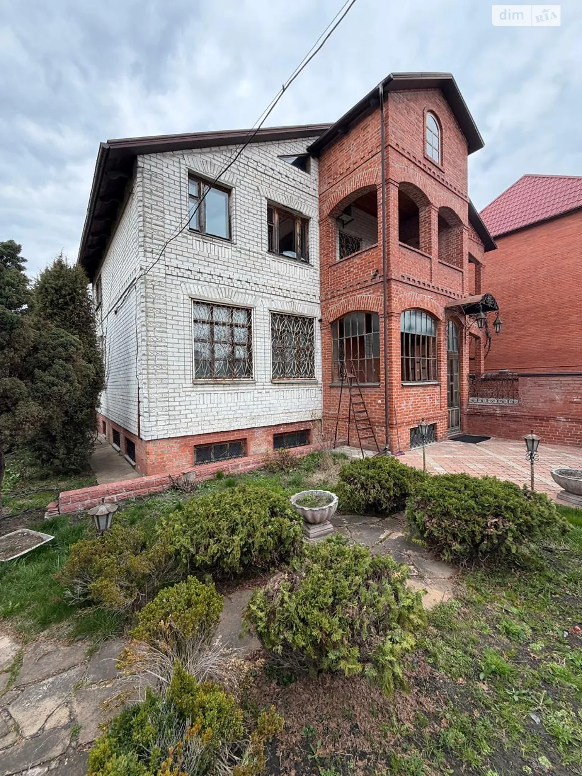 Продается дом на 3 этажа 327 кв. м с балконом, цена: 150000 $ - фото 1