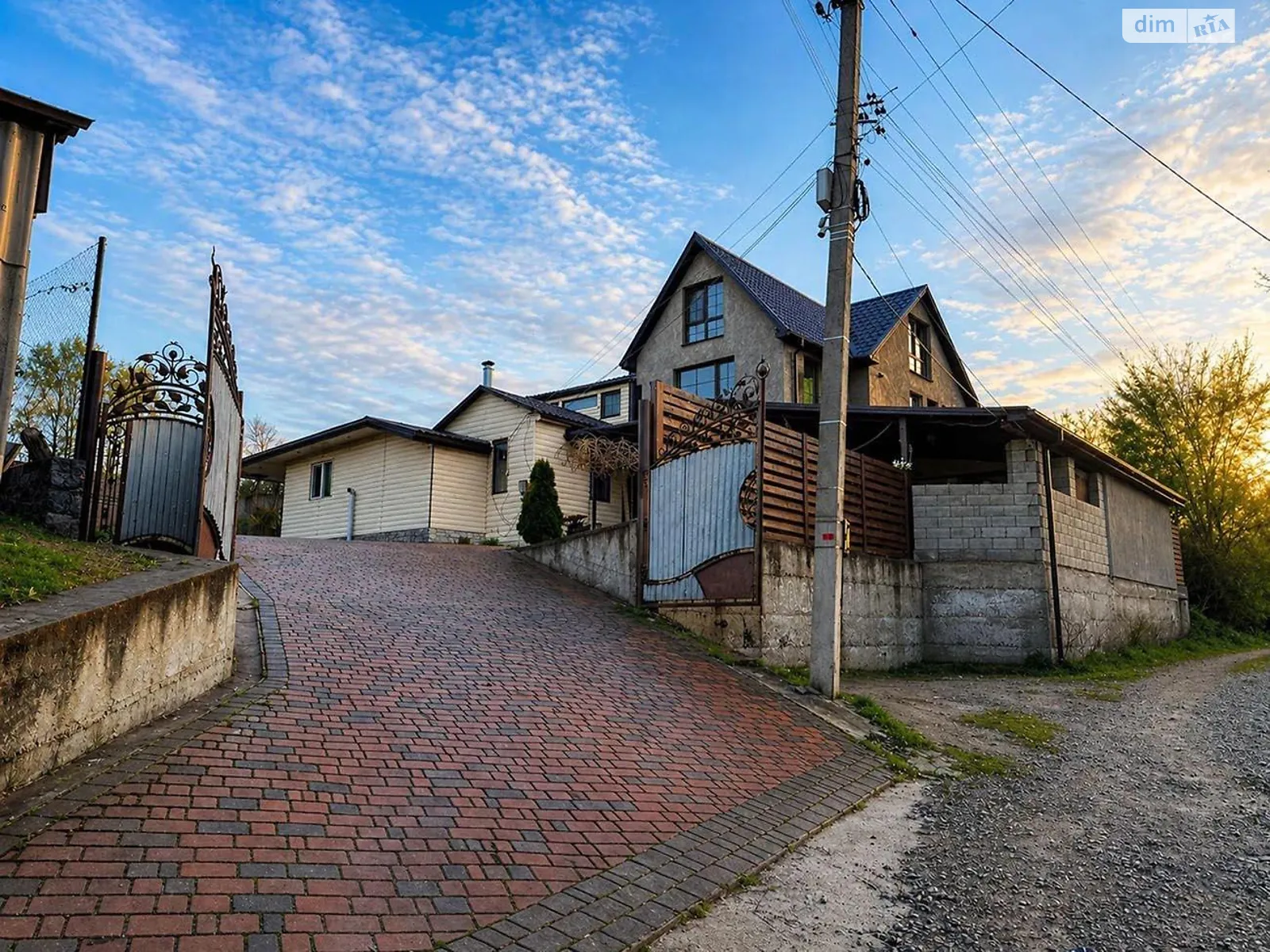 Продается дом на 2 этажа 150 кв. м с подвалом, цена: 130000 $ - фото 1