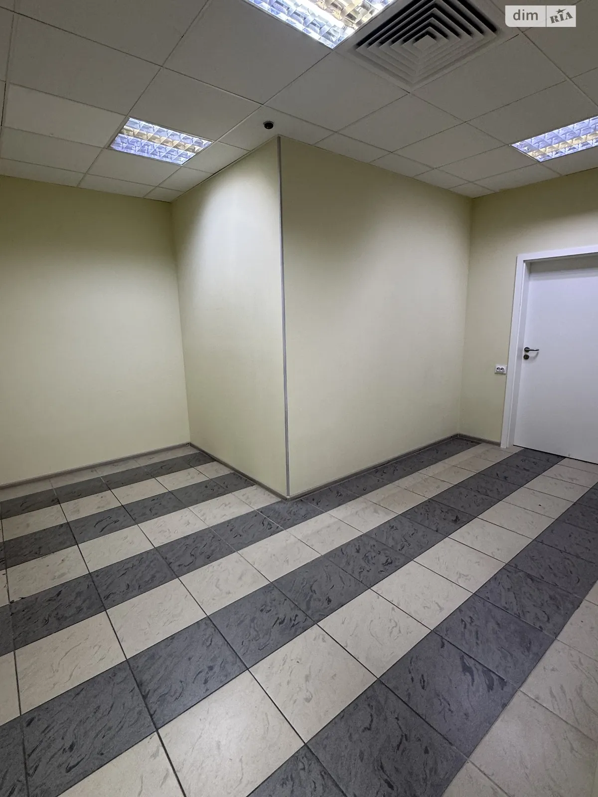 Сдается в аренду офис 16 кв. м в бизнес-центре, цена: 7200 грн - фото 1