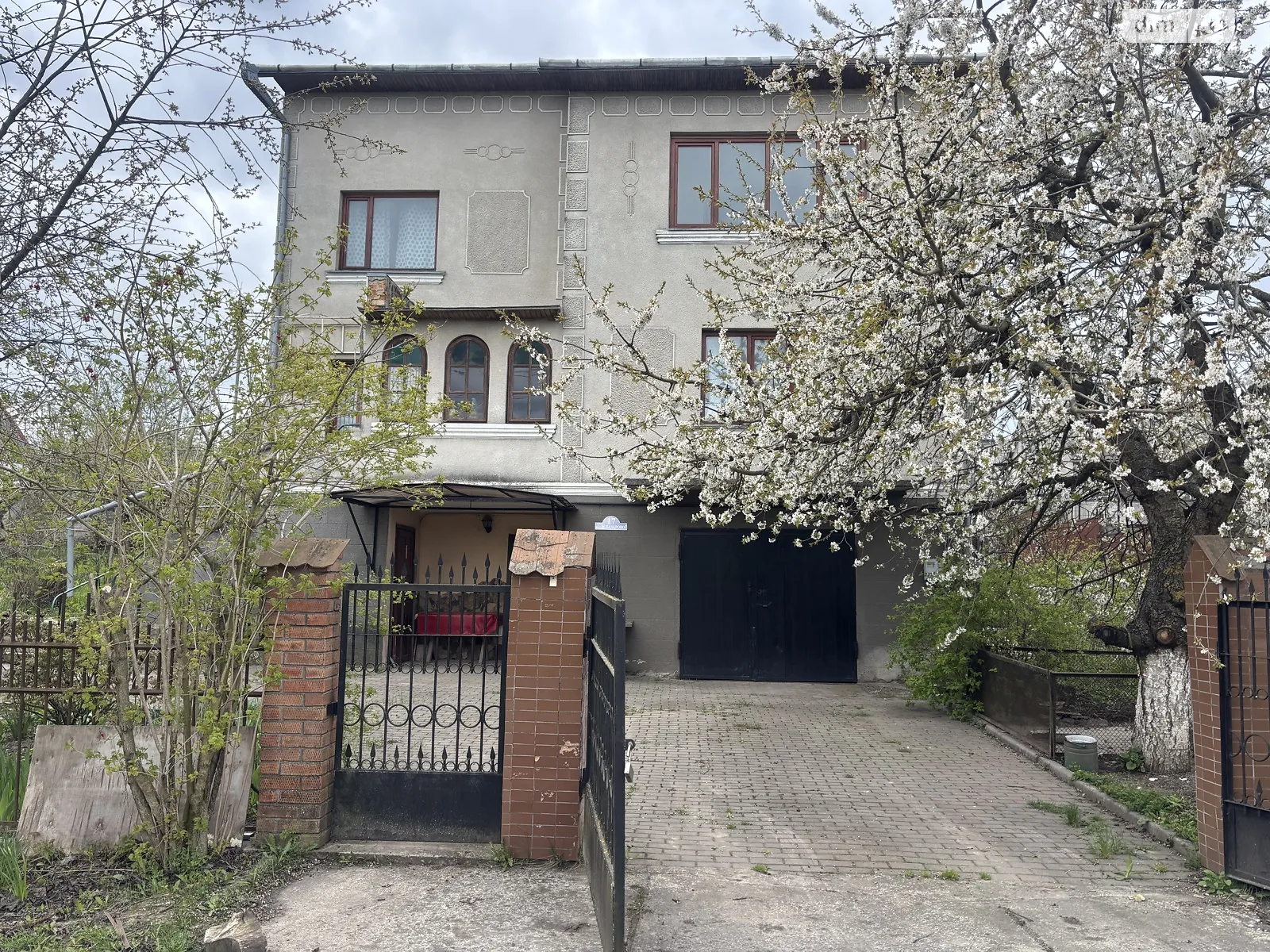 Продается дом на 3 этажа 258.6 кв. м с баней/сауной, цена: 110000 $ - фото 1