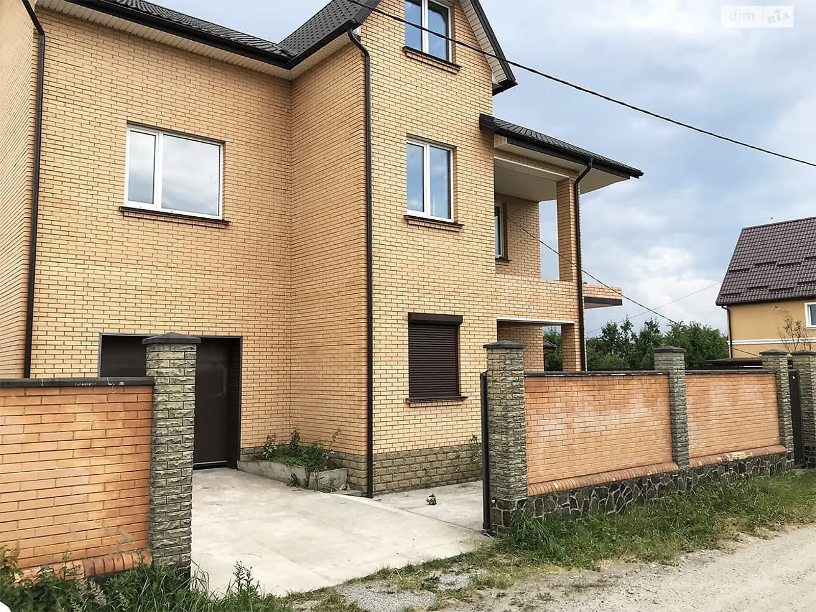 Сдается в аренду дом на 3 этажа 389.2 кв. м с гаражом, цена: 2000 € - фото 1