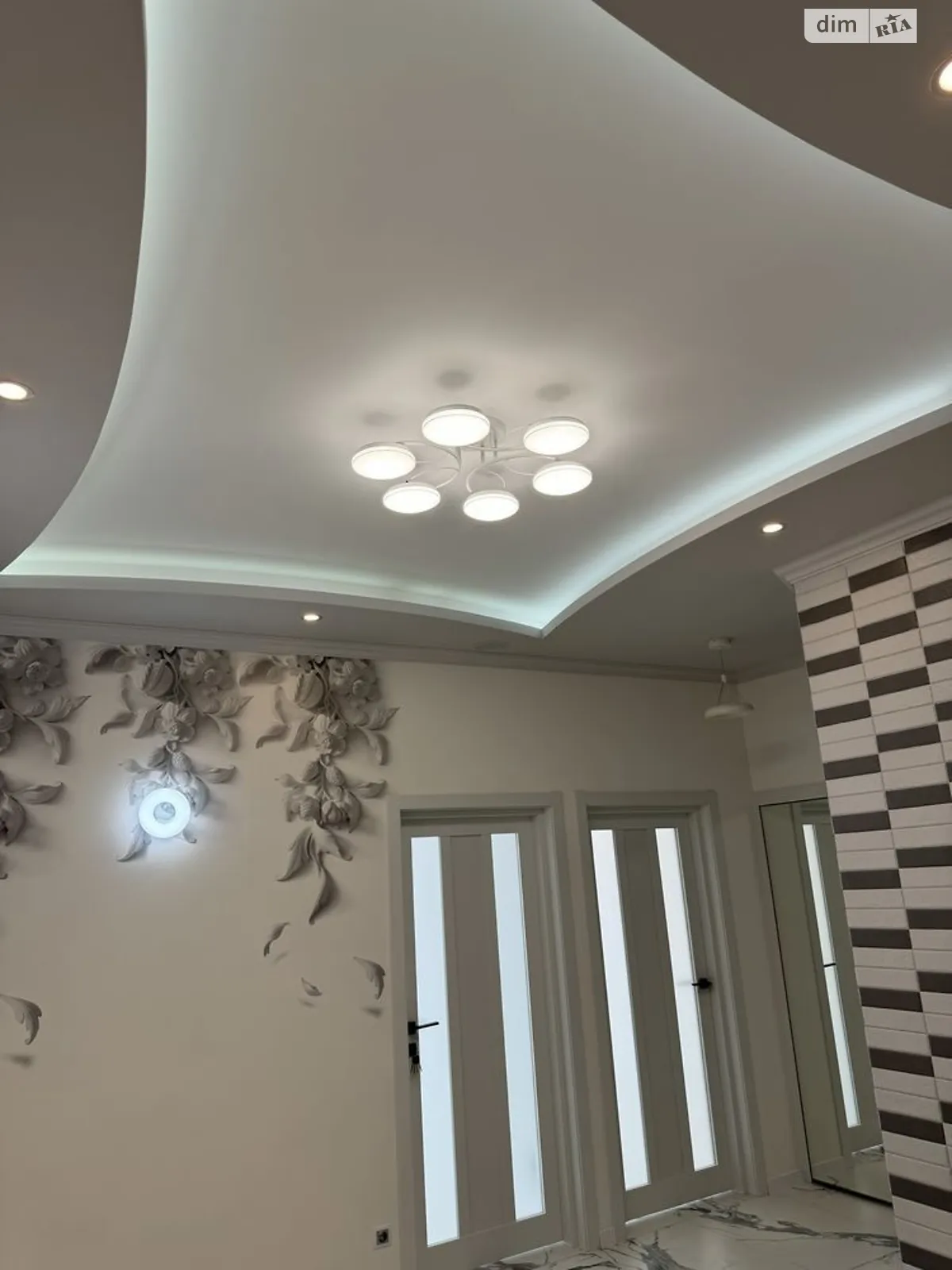Продается 1-комнатная квартира 60 кв. м в Днепре, ул. Кулишивська, 38 - фото 1