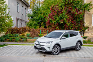 Тест-драйв Toyota RAV4 Hybrid: Небо и земля