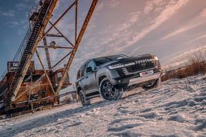 Тест-драйв Toyota Land Cruiser 300 GR Sport: охота на динозавров