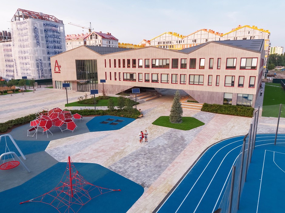 Киев, гимназия А + в жилом комплексе Комфорт Таун от студий Archimatika и Svoya Studio