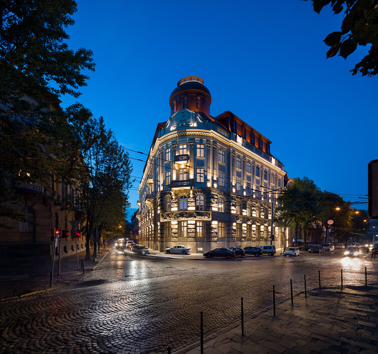 Львов, BANKHOTEL в реконструйованій історичній будівлі від Kudin Architects