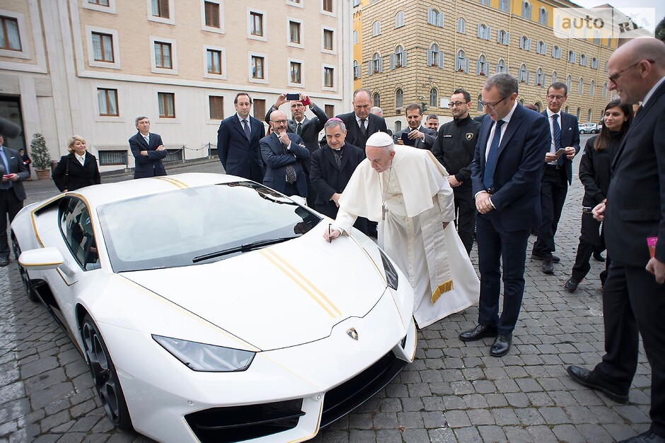 Lamborghini Huracan Papamobile