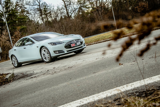 электромобиль Tesla Model S