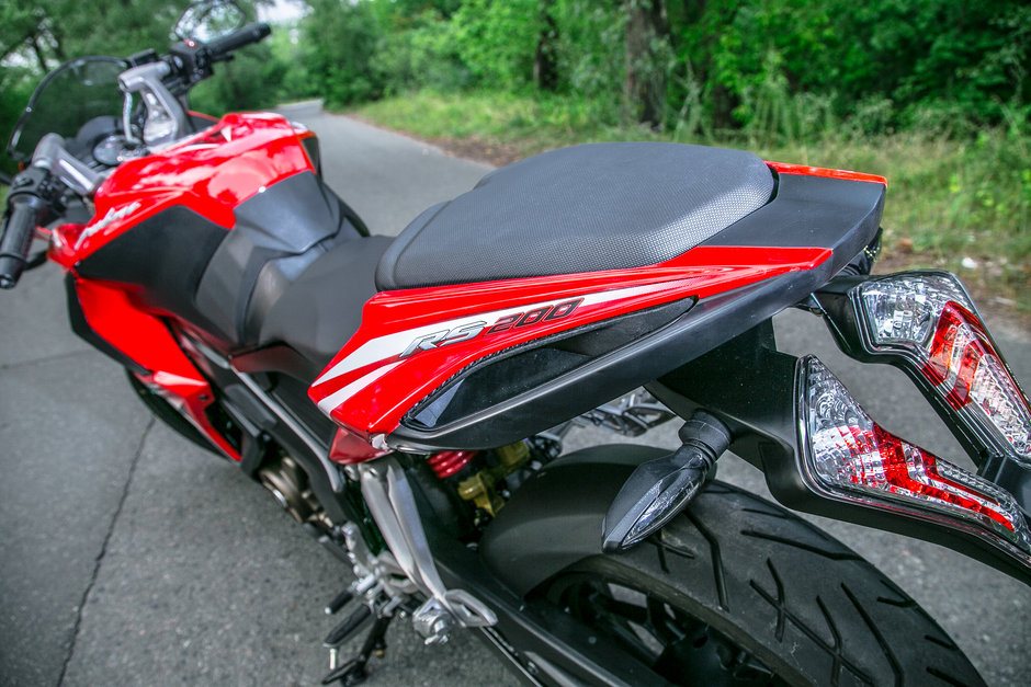 bajaj pulsar rs