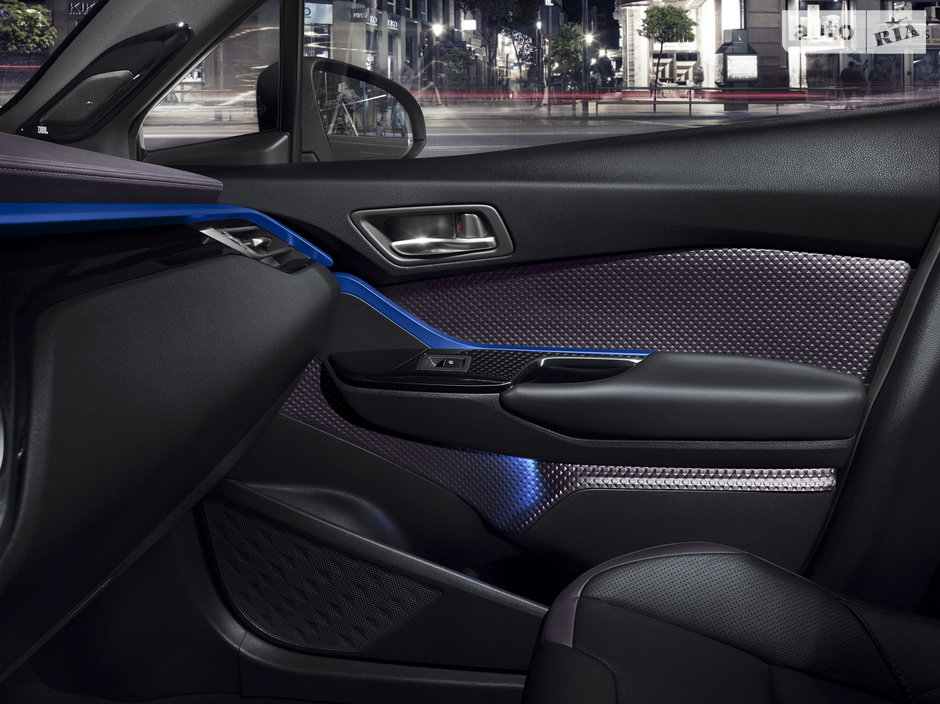 Салон Toyota C-HR