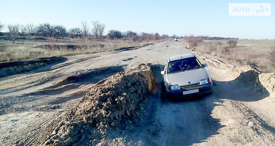 Українська дорога з ямами