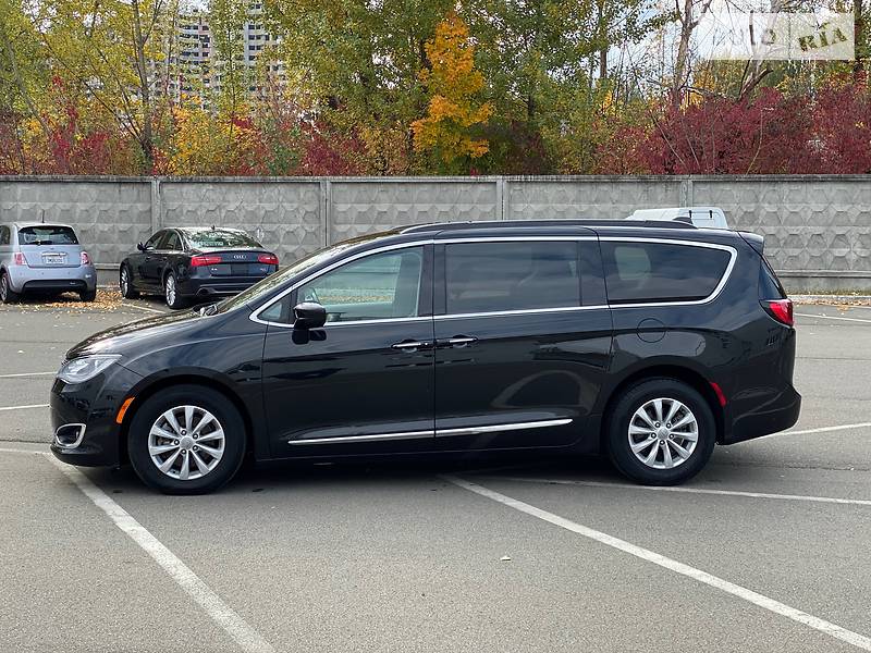Chrysler Pacifica Touring 2017