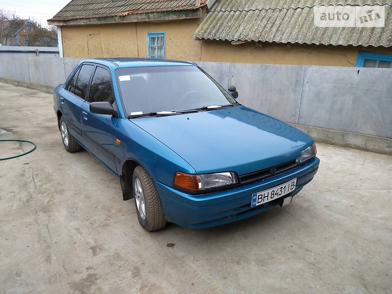 Мазда 323 красная