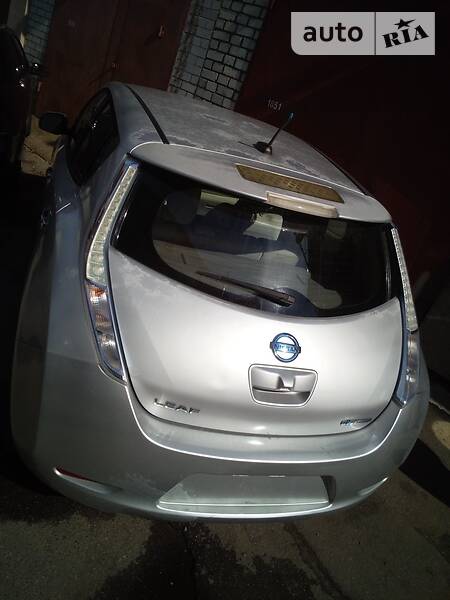 Nissan Leaf SV/SL 24 кВт 109 л.с 2011