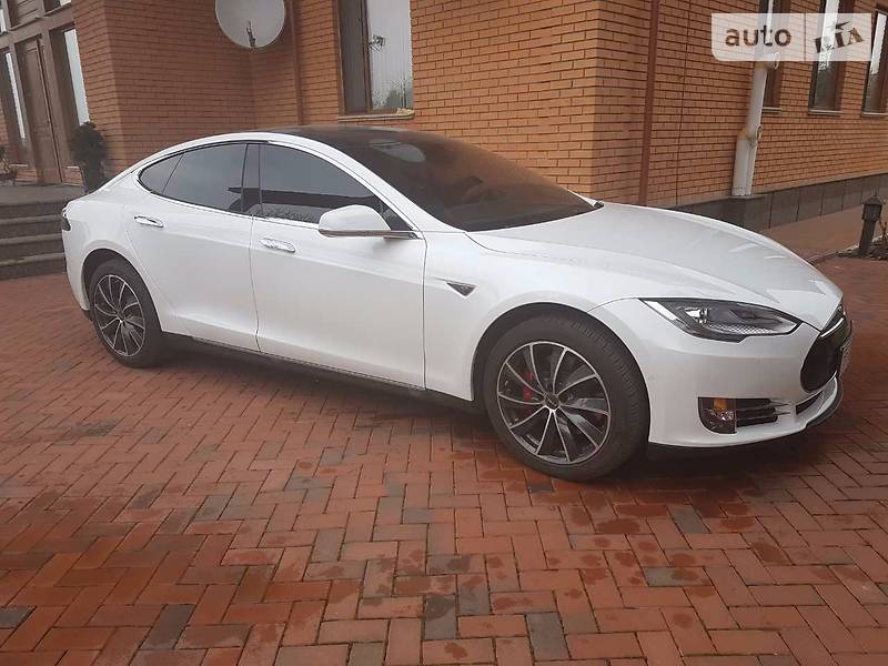 tesla model s автопарковщик