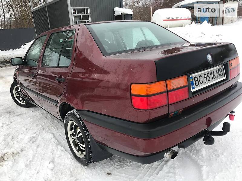 Головне фото звіту автомобіля VOLKSWAGEN VENTO 1993