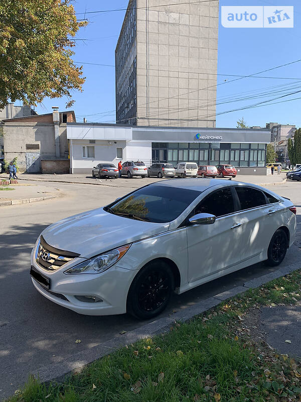 Головне фото звіту автомобіля HYUNDAI SONATA 2013
