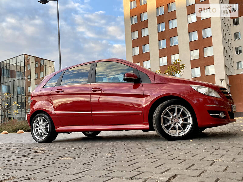Головне фото звіту автомобіля MERCEDES-BENZ B 180 2010