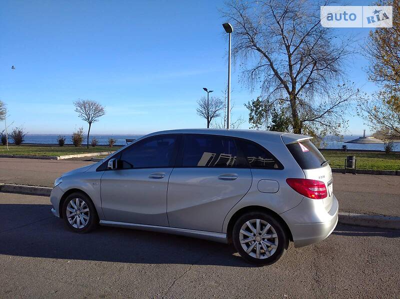 MERCEDES-BENZ B 200 2012
