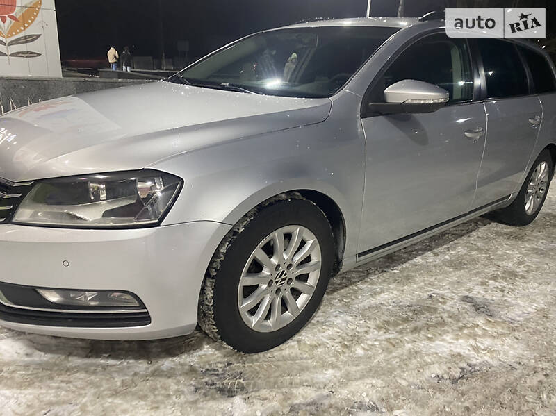 VOLKSWAGEN PASSAT 2011